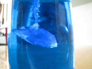 Синий кристалл из медного купороса