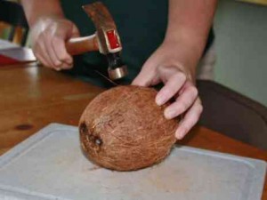 Как кокос разбить дома