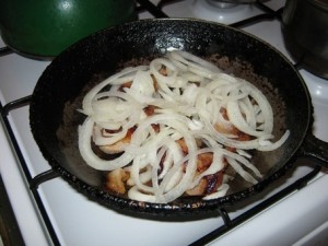 Как пожарить на сковороде мясо с луком