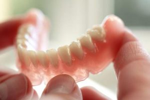 Как привыкнуть к съемным зубным протезам