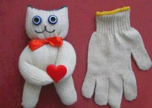 Как сделать кота из перчатки?