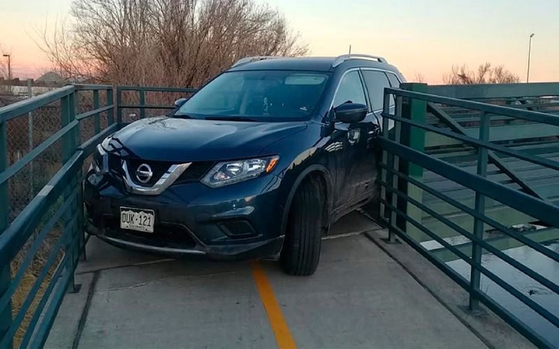 
            Кроссовер Nissan застрял на велосипедном мосту. Фото
        