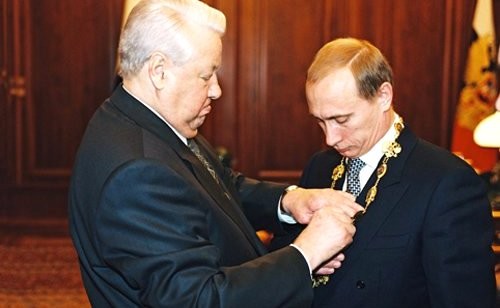 Политолог рассказал, почему Ельцин передал власть именно Путину