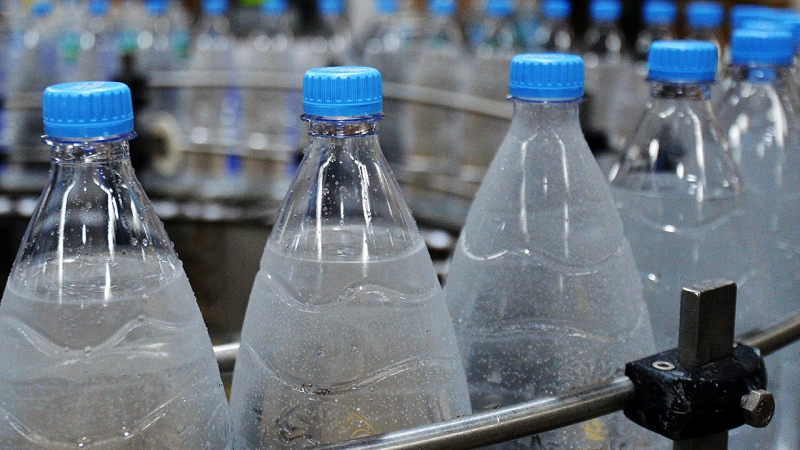 Специалист дал совет, как опознать опасную воду в бутылках