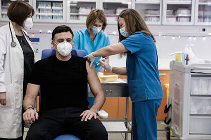 Греция ввела приоритетную вакцинацию чиновников и отказалась от нее