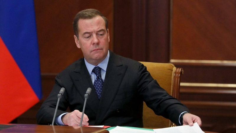 Медведев призвал дать педагогам приоритет при получении мест в детсадах