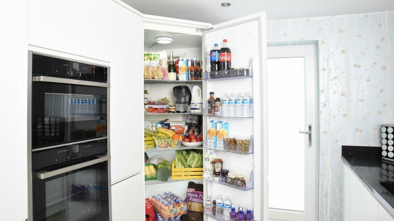 Названы продукты, которые лучше убрать из холодильника