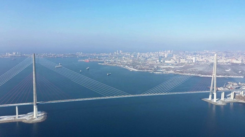Открытый после очистки ото льда мост на остров Русский временно закроют