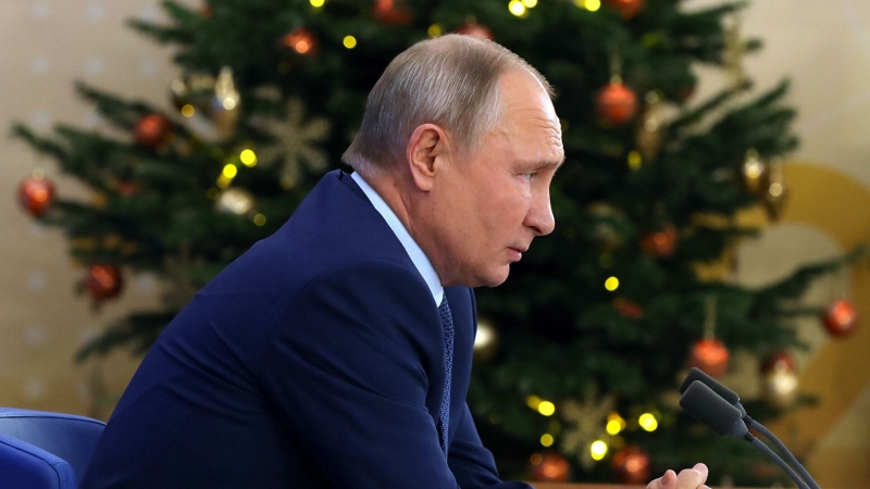 Путин пообещал выплатить по пять тысяч рублей семьям с детьми до семи лет