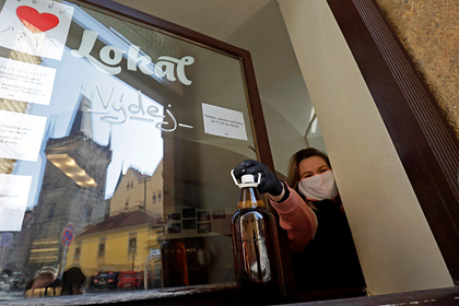 В Чехии запретили напитки «на вынос»