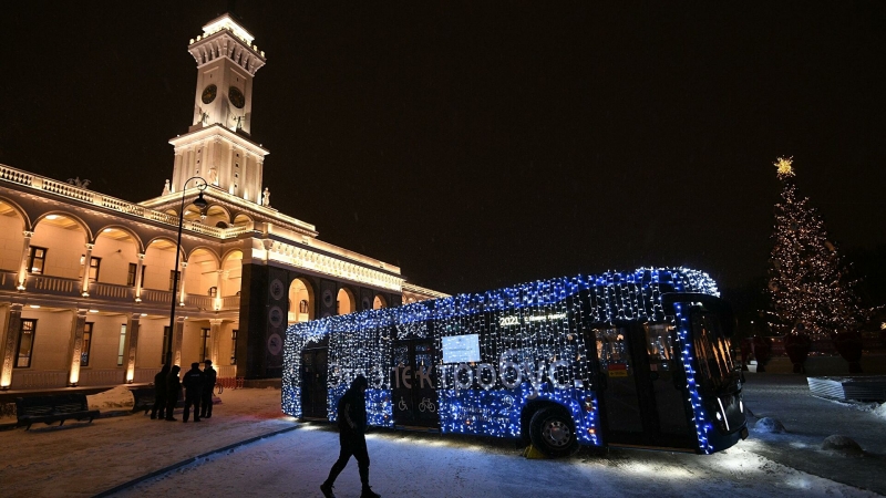 В Москве запустили новогодний транспорт