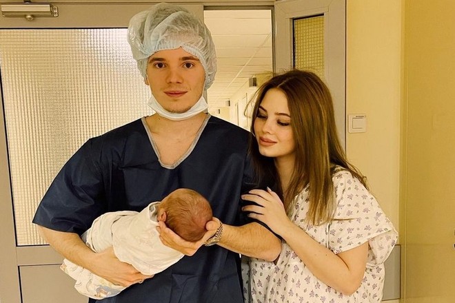 Арсений Шульгин впервые показал свою новорождённую дочь