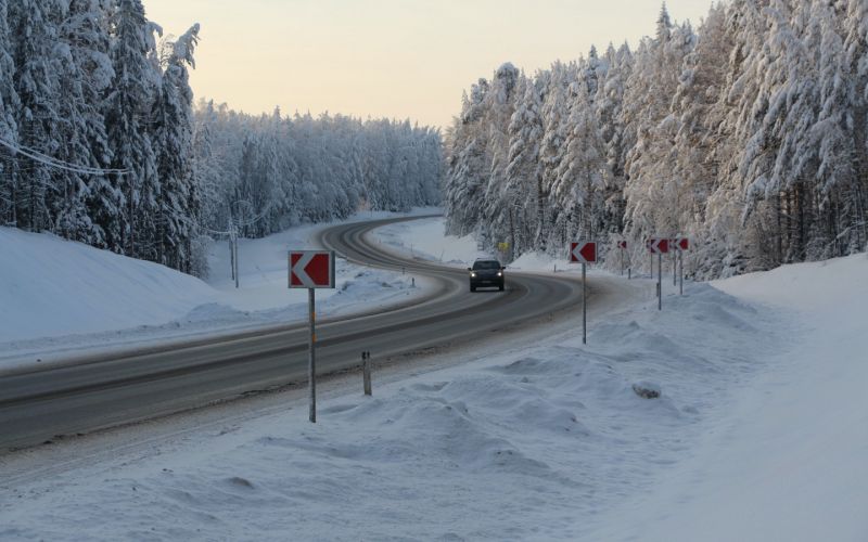 
            ГИБДД назвала три главных правила при обгоне на зимней дороге
        