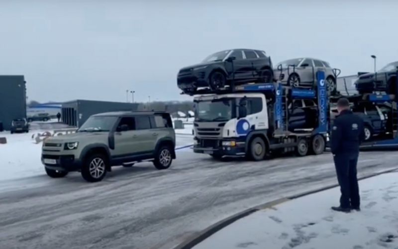 
            Land Rover Defender вытащил застрявший автовоз с 7 машинами. Видео
        