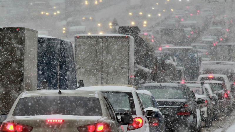 Московских водителей предупредили об ухудшении видимости из-за снегопада