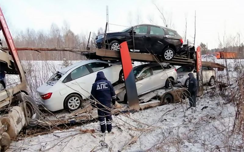 
            Под Нижним Тагилом автовоз с новыми Lada Vesta вылетел в кювет. Фото
        