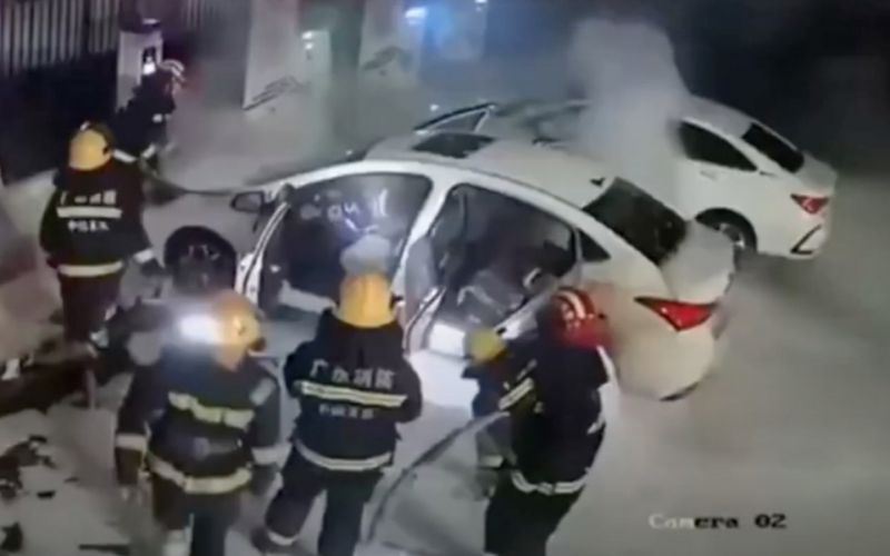 
            В Китае электрокар взорвался, едва из него вышел пассажир. Видео
        