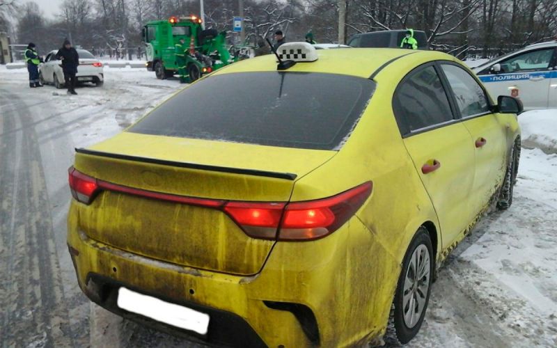 
            В Москве за праздники эвакуировали 56 машин таксистов-нарушителей
        