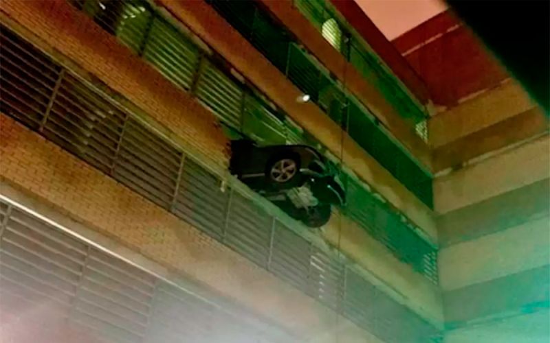 
            В Подмосковье Mercedes пробил стену на 4 этаже парковки. Видео
        