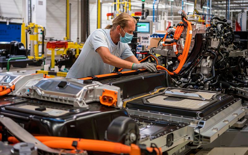 
            Volvo увеличит объемы производства из-за популярности электрокаров
        