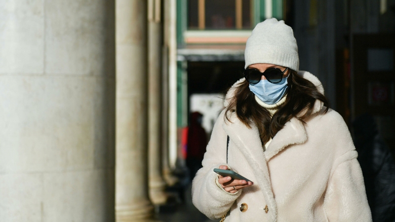 Врачи посоветовали чаще менять на улице маски в мороз