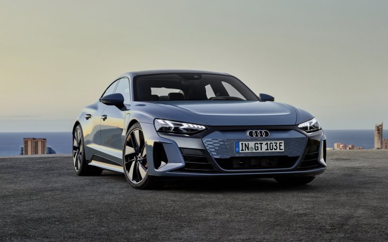 
            Audi представила электрический суперседан e-tron GT
        