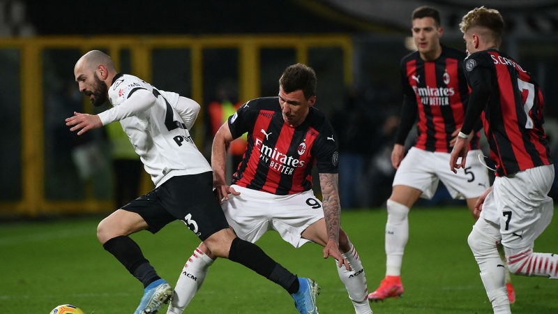 "Милан" потерпел третье поражение в чемпионате Италии, проиграв "Специи"