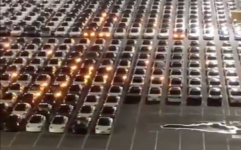 
            Обновление прошивки на Tesla сняли на видео. Выглядит как световое шоу!
        