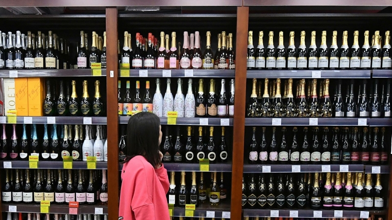 СМИ: крепкий алкоголь предложили убрать из продуктовых магазинов
