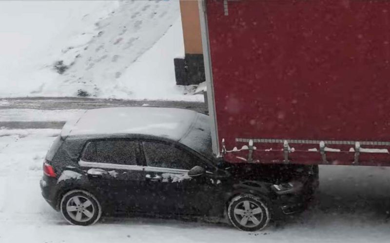 
            Volkswagen Golf припарковали под прицеп фуры во время снегопада. Видео
        