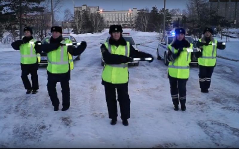 
            Женщины-работники ГИБДД поздравили мужчин с 23 февраля. Видео
        