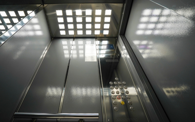 Бесшумный и быстрый: как меняют лифты в московских многоэтажках