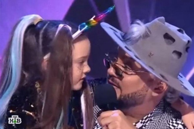 «Как вы летаете?»: дочь Киркорова появилась на шоу «Маска» в костюме кумира