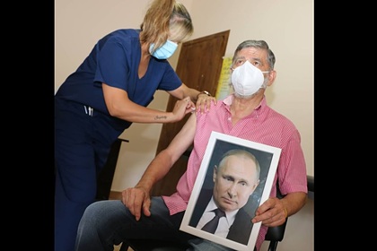 Мэр аргентинского города привился от коронавируса c портретом Путина в руках