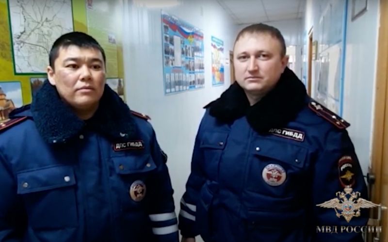 
            МВД наградило инспекторов, которые спасли людей во время снежной бури
        