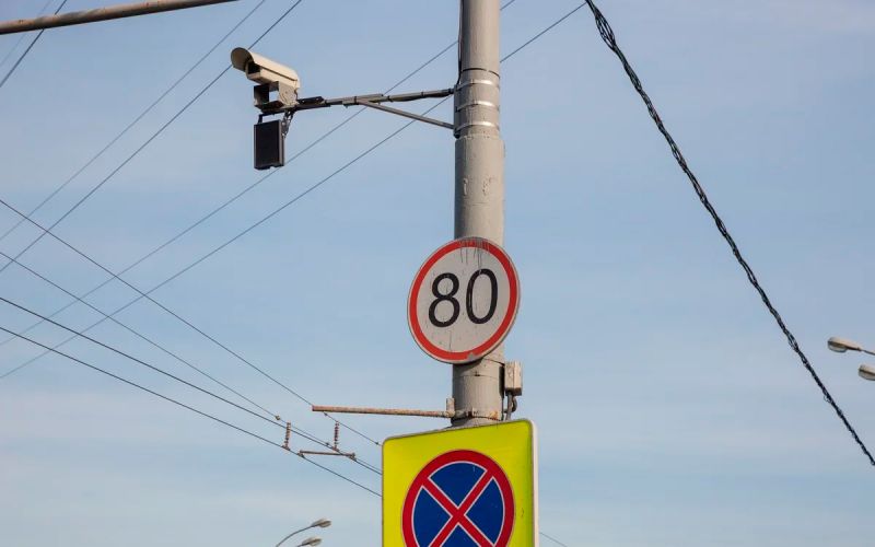 
            Росстандарт показал предупреждающий о камерах дорожный знак
        
