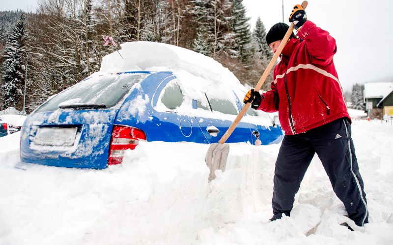 
            В Москве опять метель. Как правильно выкапывать машину из снега
        