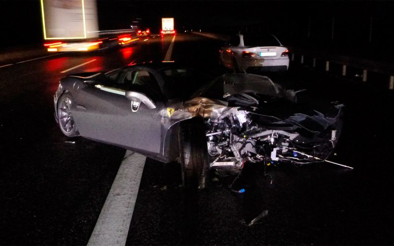 
            Водитель разбил спорткар Ferrari через шесть часов после покупки. Фото
        
