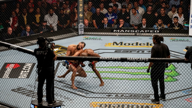 Крах Масвидаля, нокаут чемпионки и жуткий перелом: UFC 261 стал историей