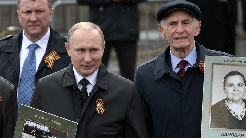 В Кремле прокомментировали перенос шествия "Бессмертного полка"