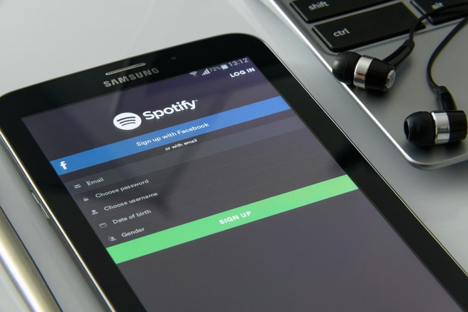 WSJ узнал размер платы музыкантам за прослушивания на Apple Music и Spotify