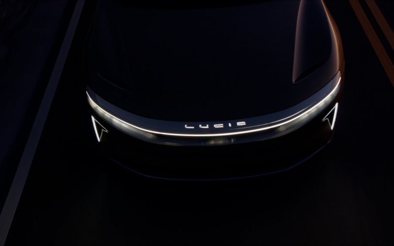 
            Конкурент Tesla купил рекламу во время интервью Илона Маска
        