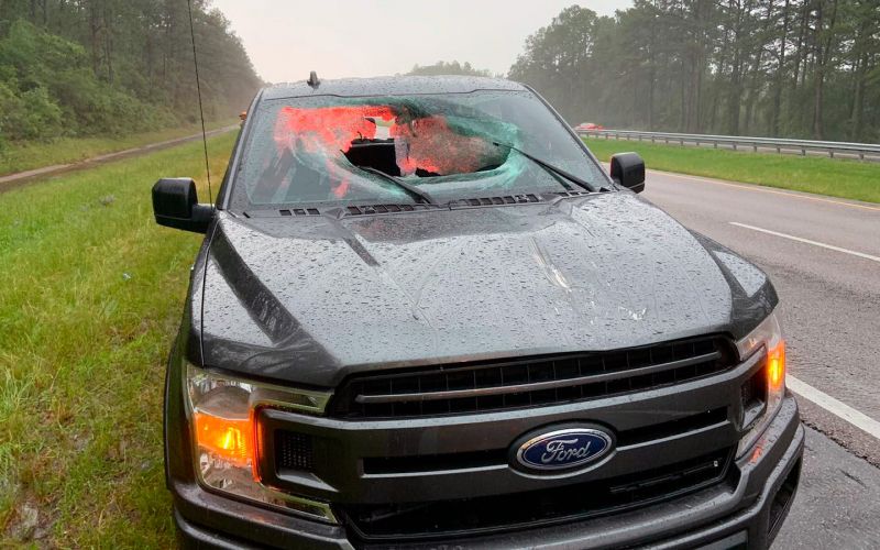 
            После удара молнии кусок асфальта насквозь пробил пикап Ford. Фото
        