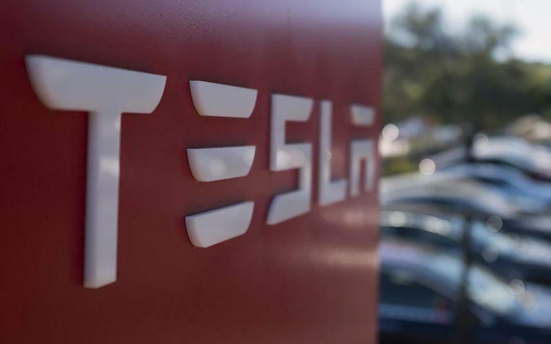 
            Илону Маску предложили построить заводит Tesla в Беларуси
        