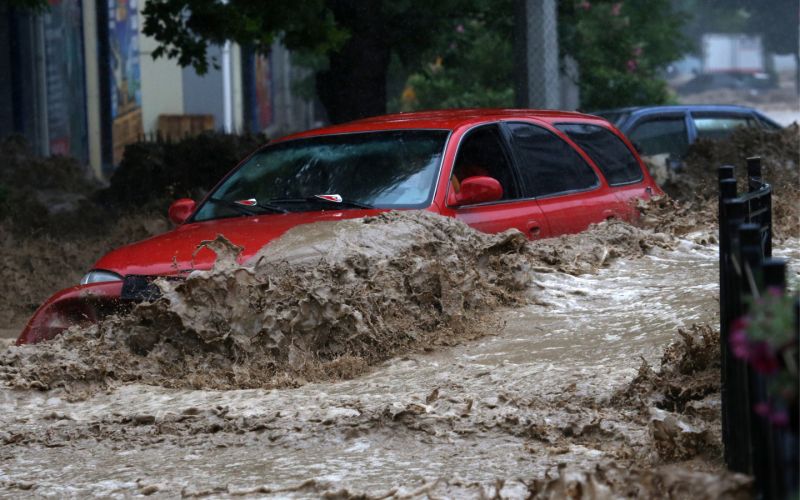 
            После ливней в Крыму оказались затоплены более 70 машин
        