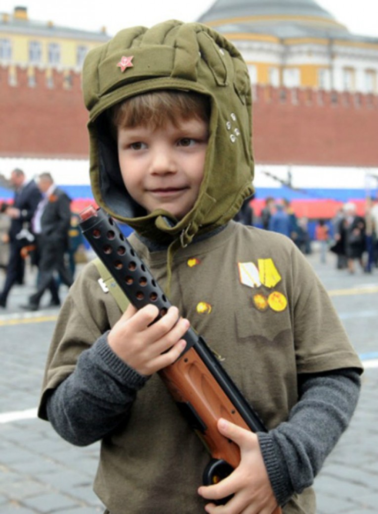 Мальчик на параде. Мужественный мальчик. Ушастый мальчишка на параде. Мальчик на параде СССР. Ушастый мальчишка на параде Победы на Донбассе.