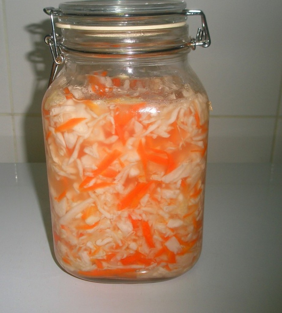 Морковь в соленой воде. Квашеная капуста рассол. Капуста в стеклянной банке. Стеклянная посуда для закваски капусты. Банка за закваски капусты.