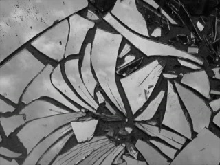 Что делать, если дома разбилось зеркало Разбитое зеркало