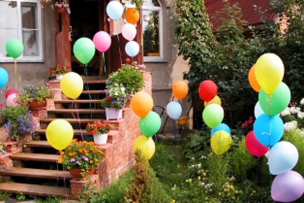 Купить дом шарами. Украшение двора на день рождения. Украшение шарами на даче. Украшение двора шарами. Украсить дачу на день рождения.