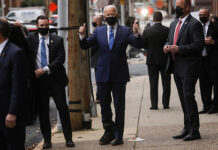 Байден рассказал подробности о приведшей к переломам ноги игре с собакой